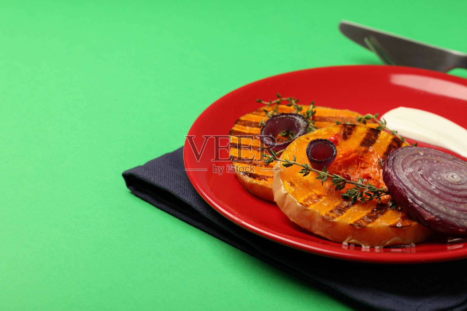 绿色背景上烤南瓜的美味食物概念照片摄影图片