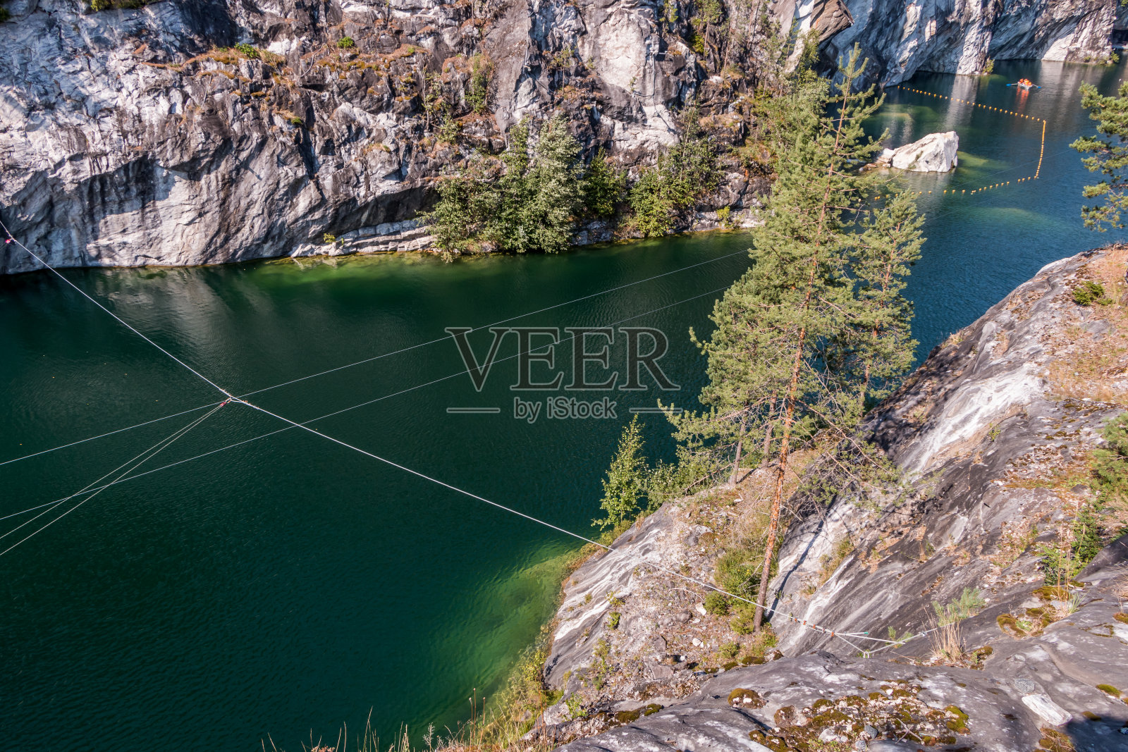 俄罗斯卡累利阿州Ruskeala山公园的大理石峡谷。美丽的自然景观照片摄影图片