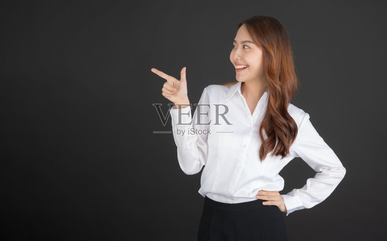 穿着白衬衫的女商人站着做各种姿势。照片摄影图片