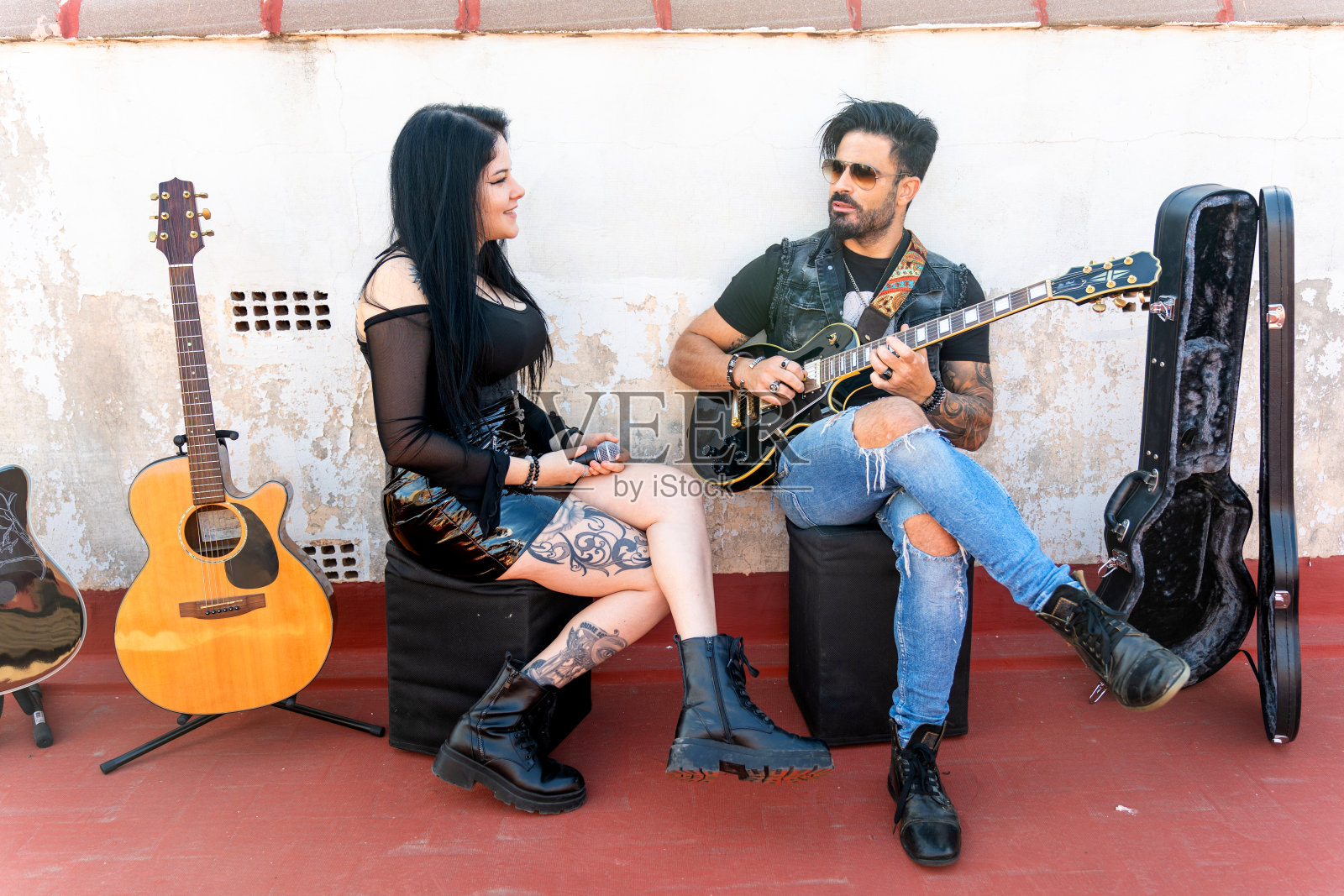 摇滚乐队。吉他手和歌手二人组。照片摄影图片