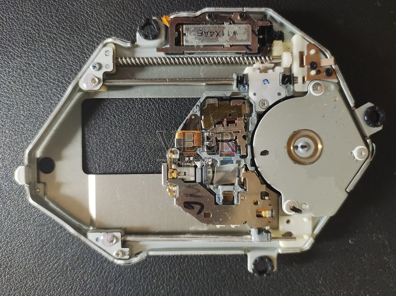 发光洞察:笔记本电脑光盘光学特写照片摄影图片