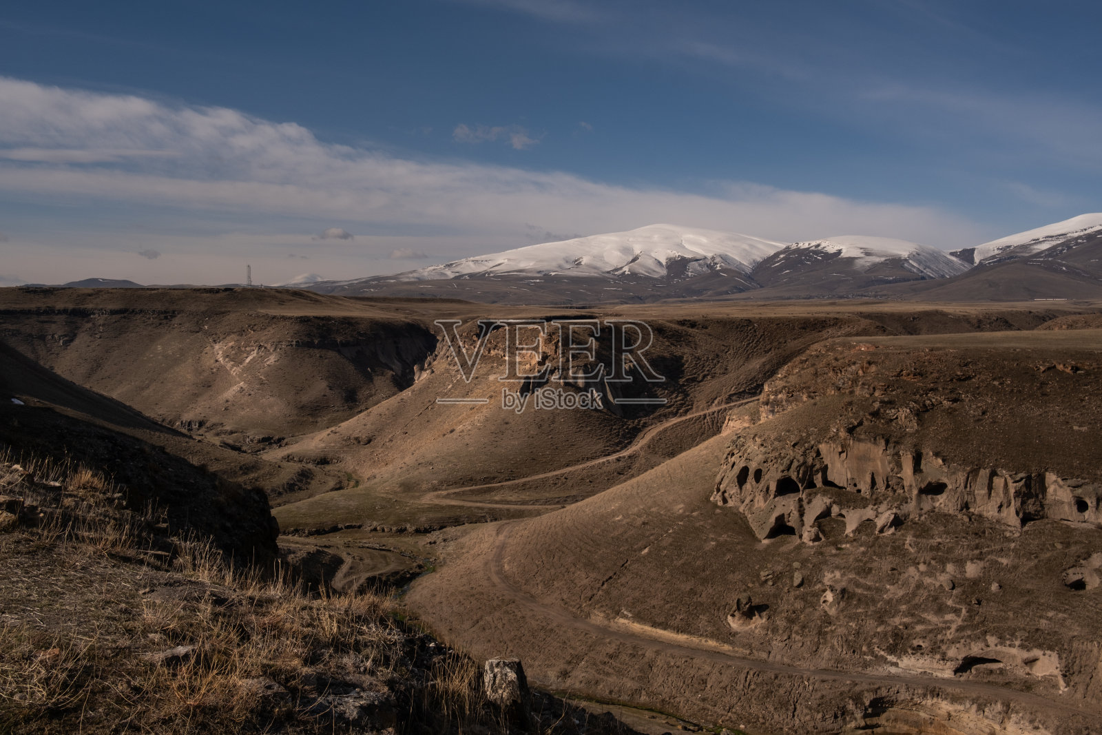 历史古城遗址(Ani Harabeleri):首次进入安纳托利亚，中世纪丝绸之路的重要贸易路线。土耳其卡尔斯阿尼的历史教堂和寺庙。照片摄影图片