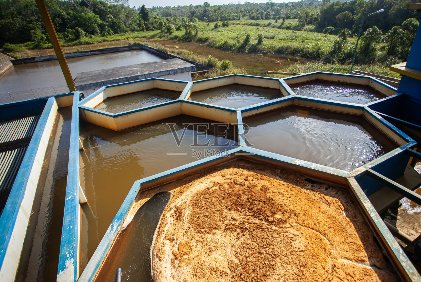 水处理厂生产干净的水。将原水净化成可用水的设备。它位于北Penajam Paser Regency，东加里曼丹，印度尼西亚。照片摄影图片