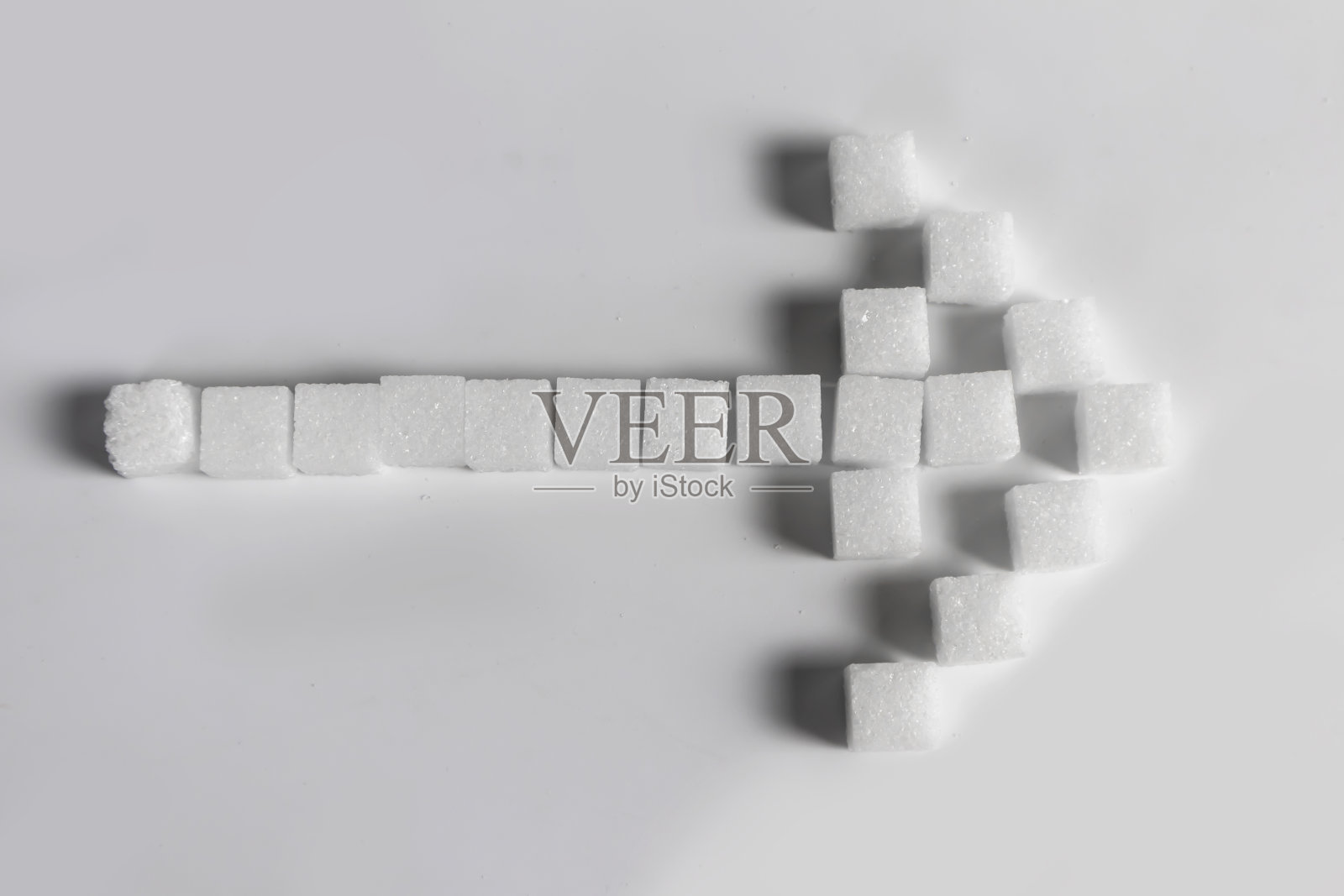 方糖箭头向右，选择而行。照片摄影图片