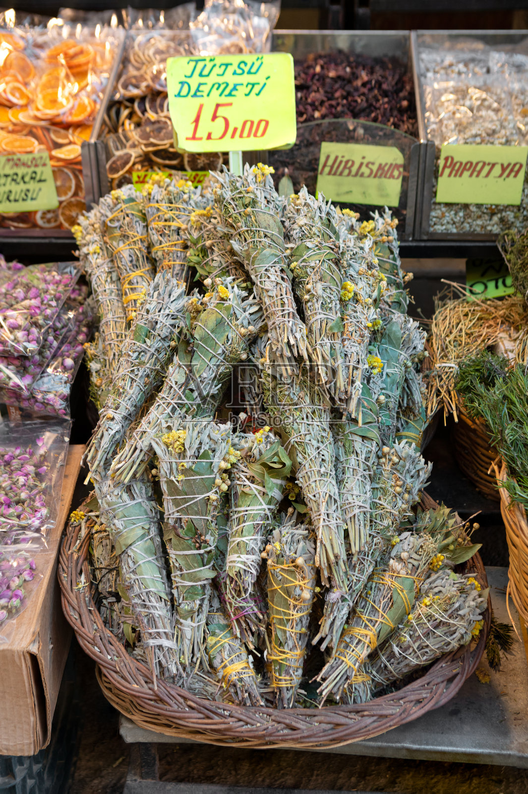 在土耳其伊兹密尔的一个户外市场上出售的香束照片摄影图片