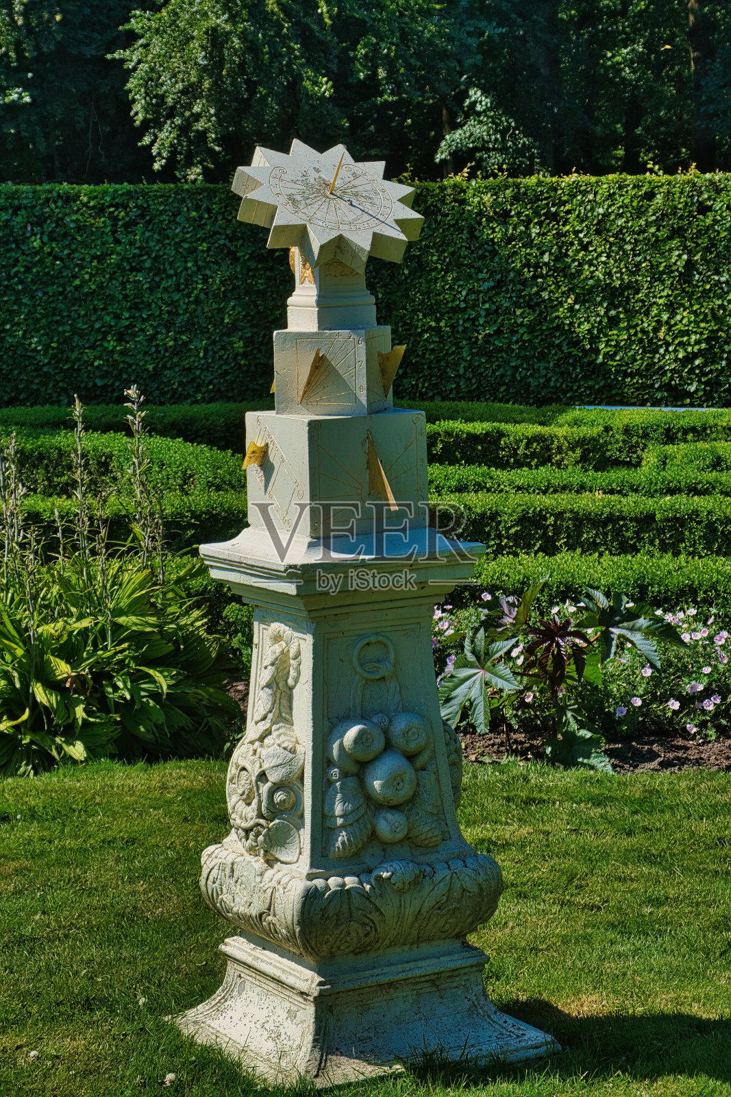 荷兰，一个正式花园中的砂岩日晷。照片摄影图片