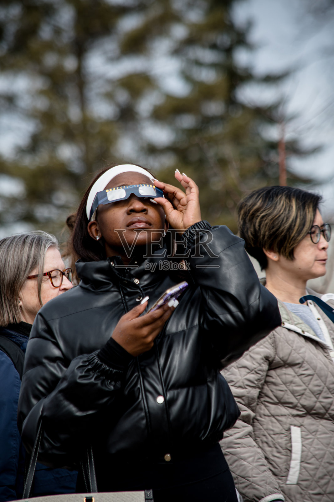 2024年日食:阿西尼博因公园观赏派对成人照片摄影图片