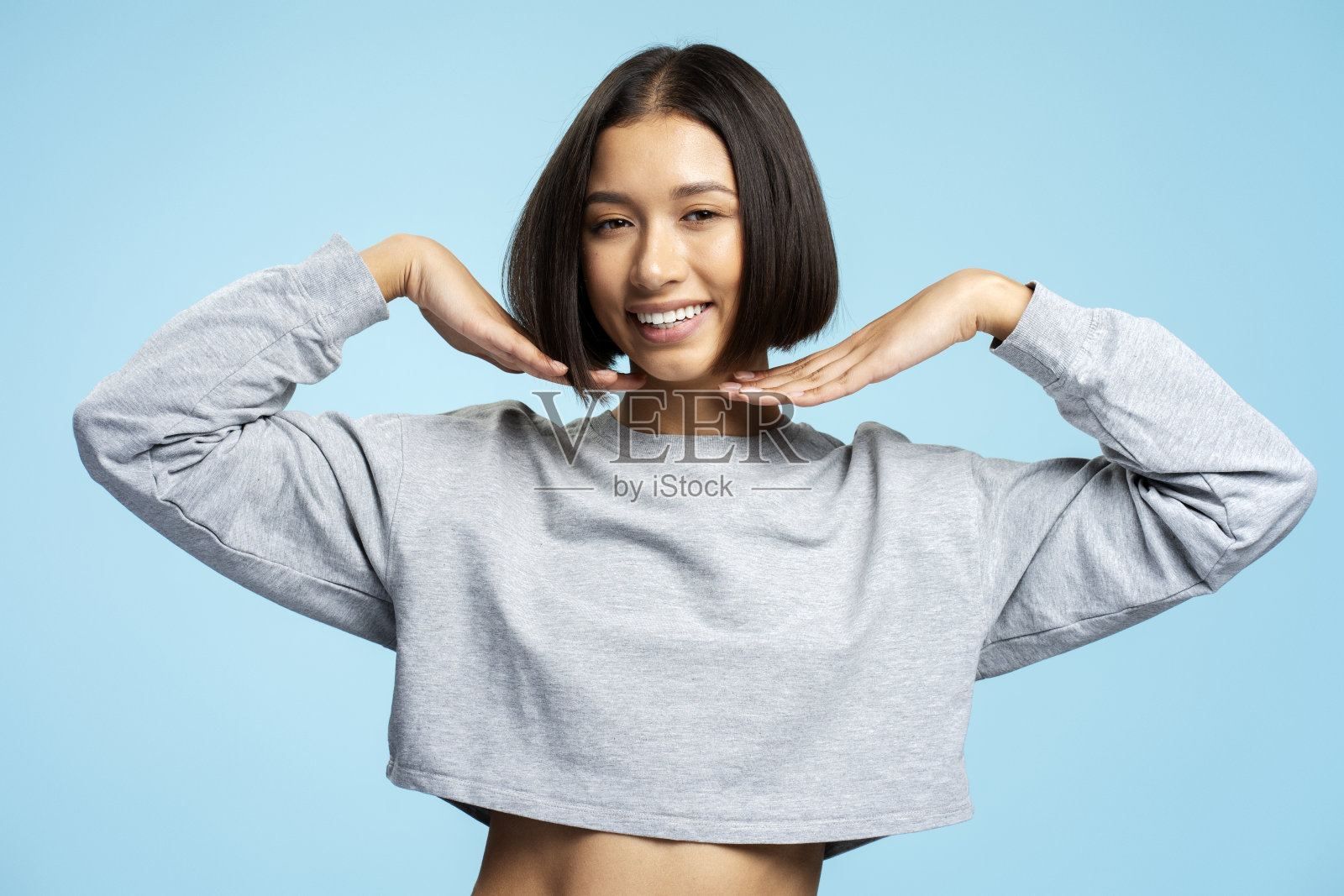 有吸引力的年轻亚洲潮女人与鲍勃发型穿着休闲的衣服看着相机照片摄影图片