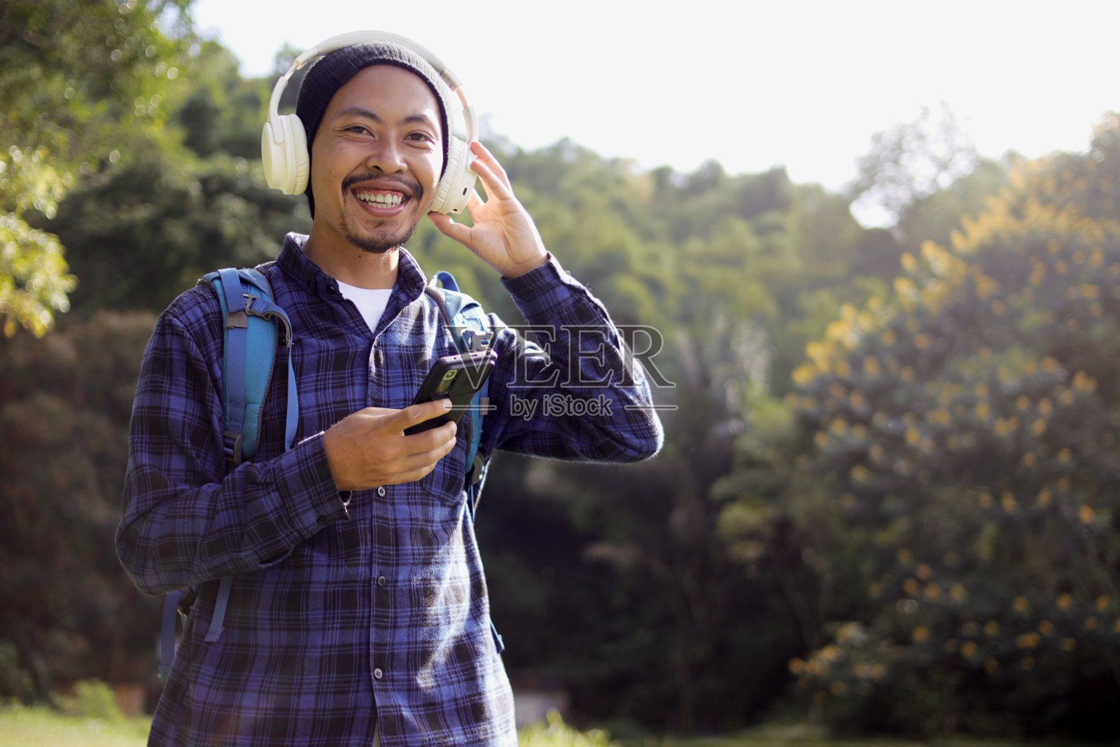 早晨的配乐:男子策划音乐自然漫步照片摄影图片