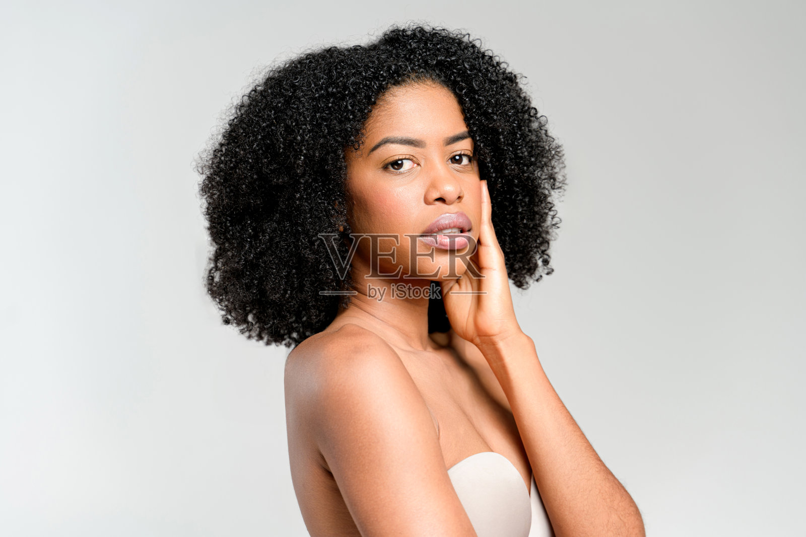 美丽的肖像，一个迷人的非裔美国妇女孤立在白色照片摄影图片