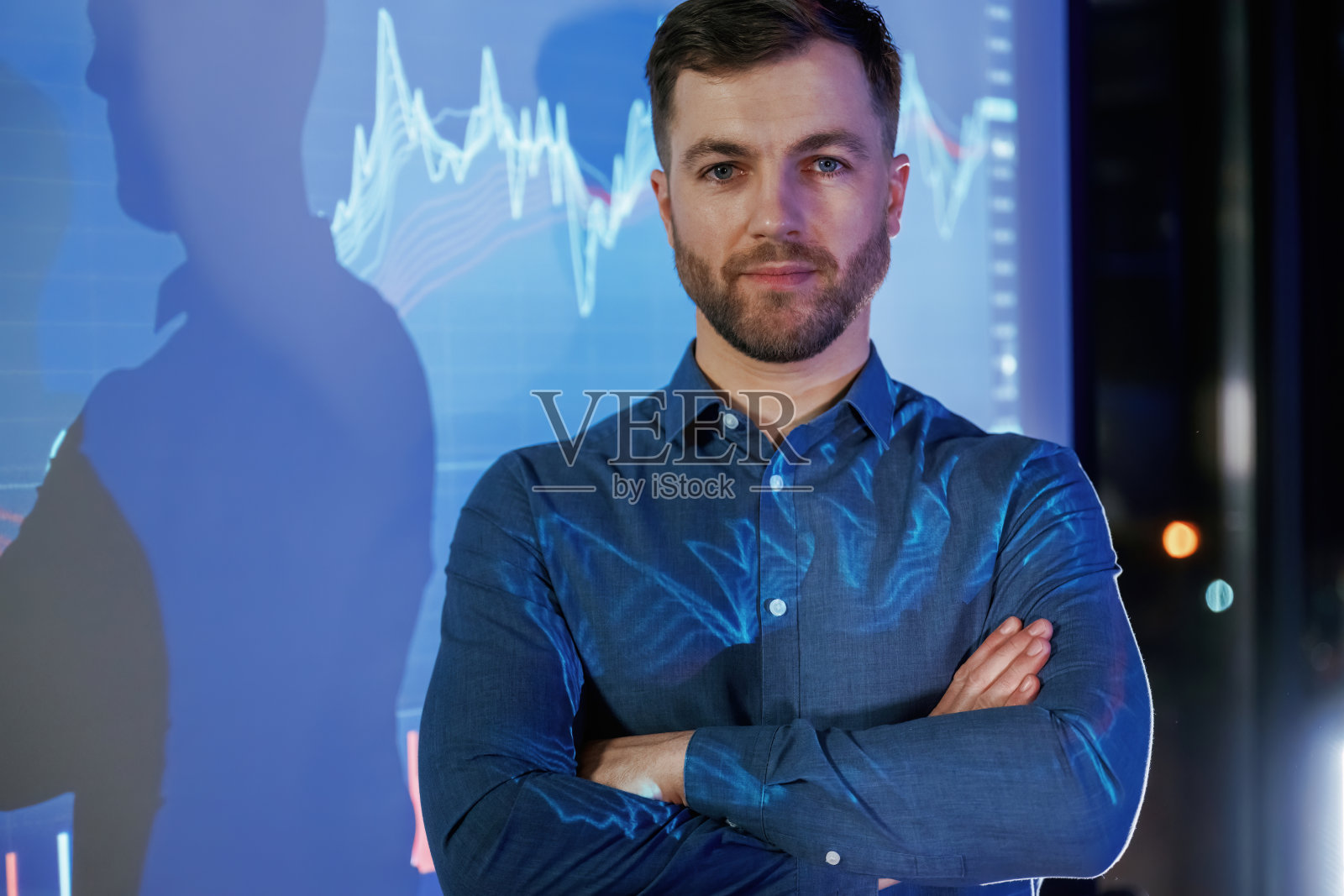 正面，肖像。商业教练对投影仪与数据照片摄影图片