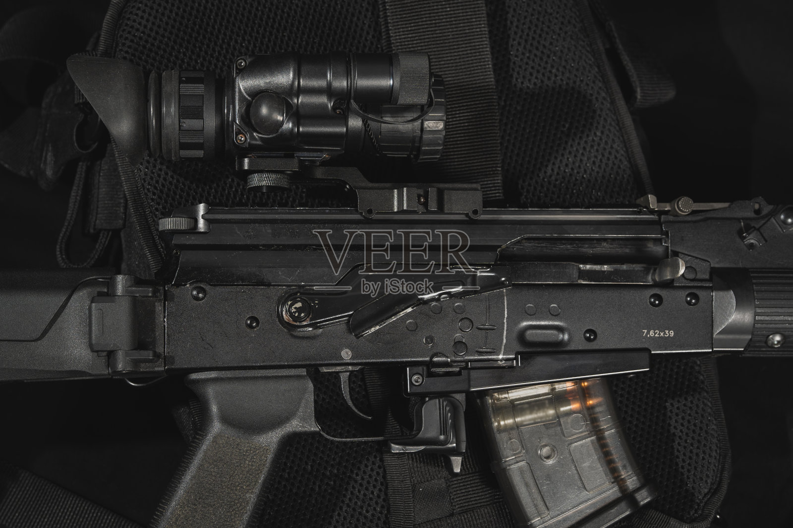 Akm装有夜视单目镜。照片摄影图片