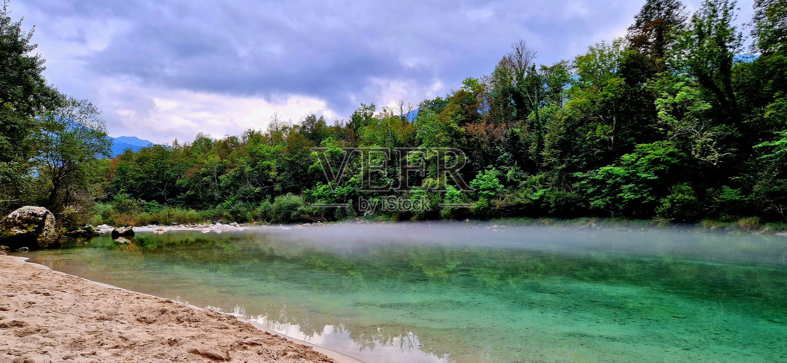 有雾的索卡河照片摄影图片