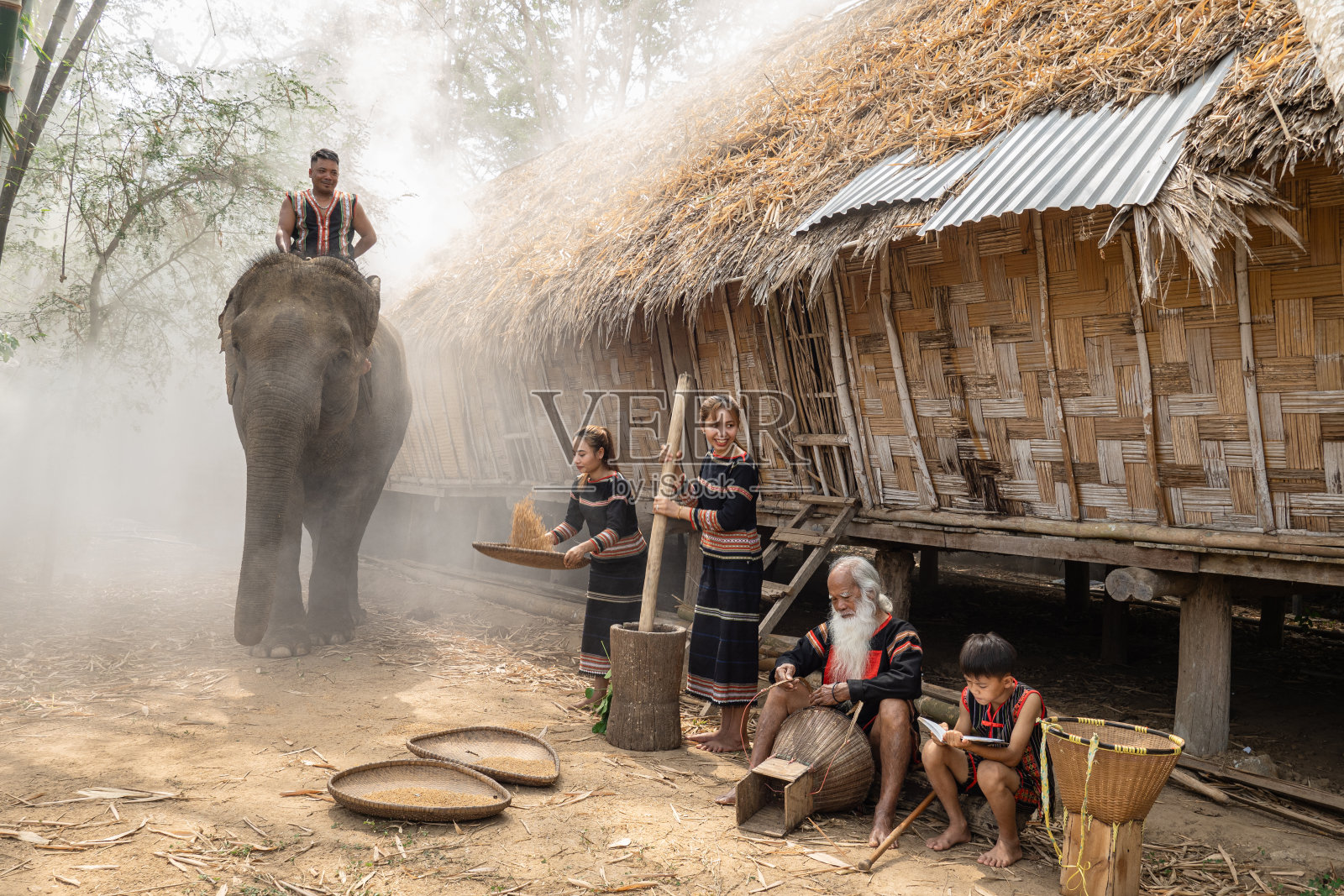 巴那族家庭的日常生活，布恩梅托，达克照片摄影图片