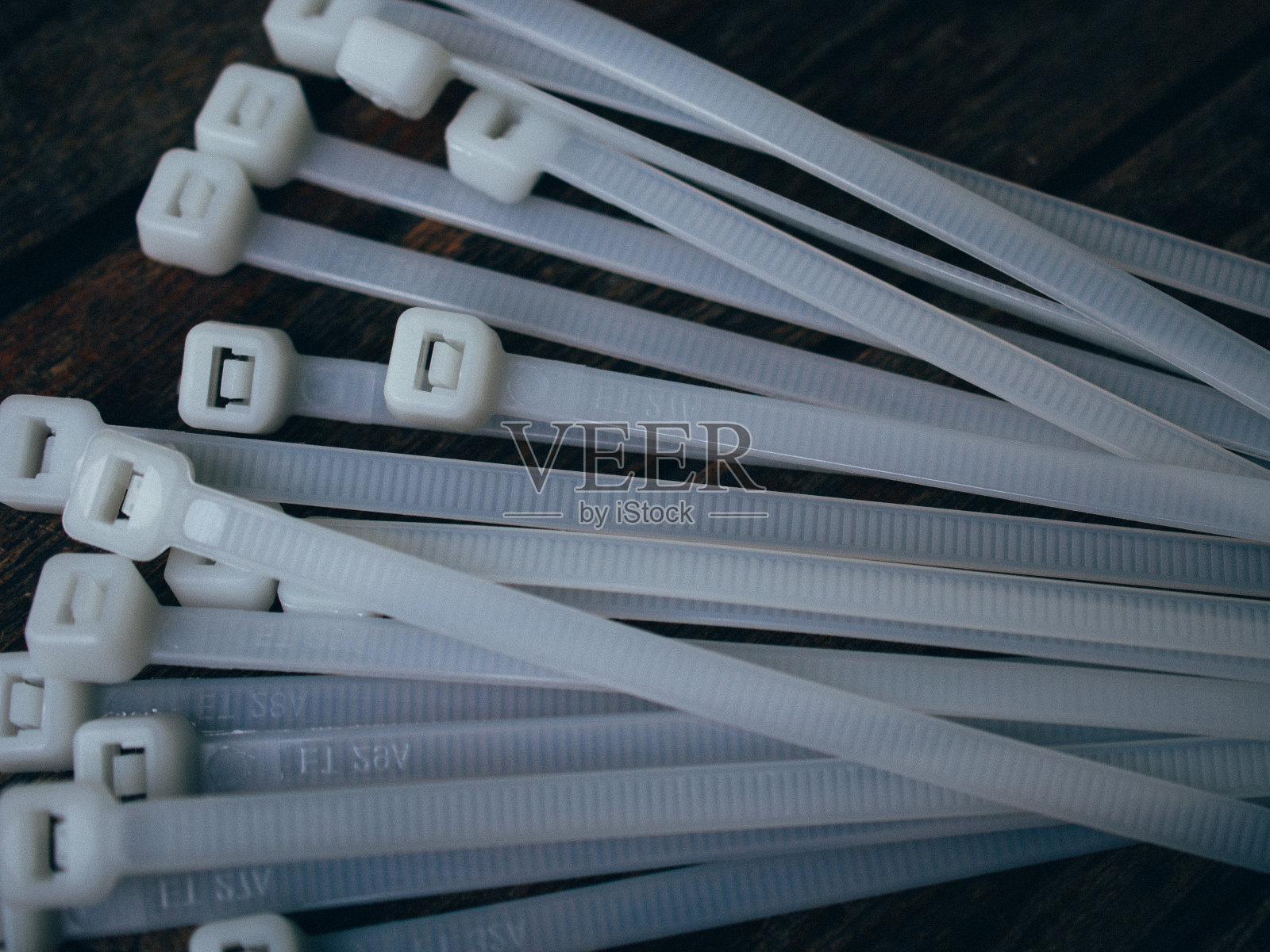 白色电缆扎紧照片摄影图片