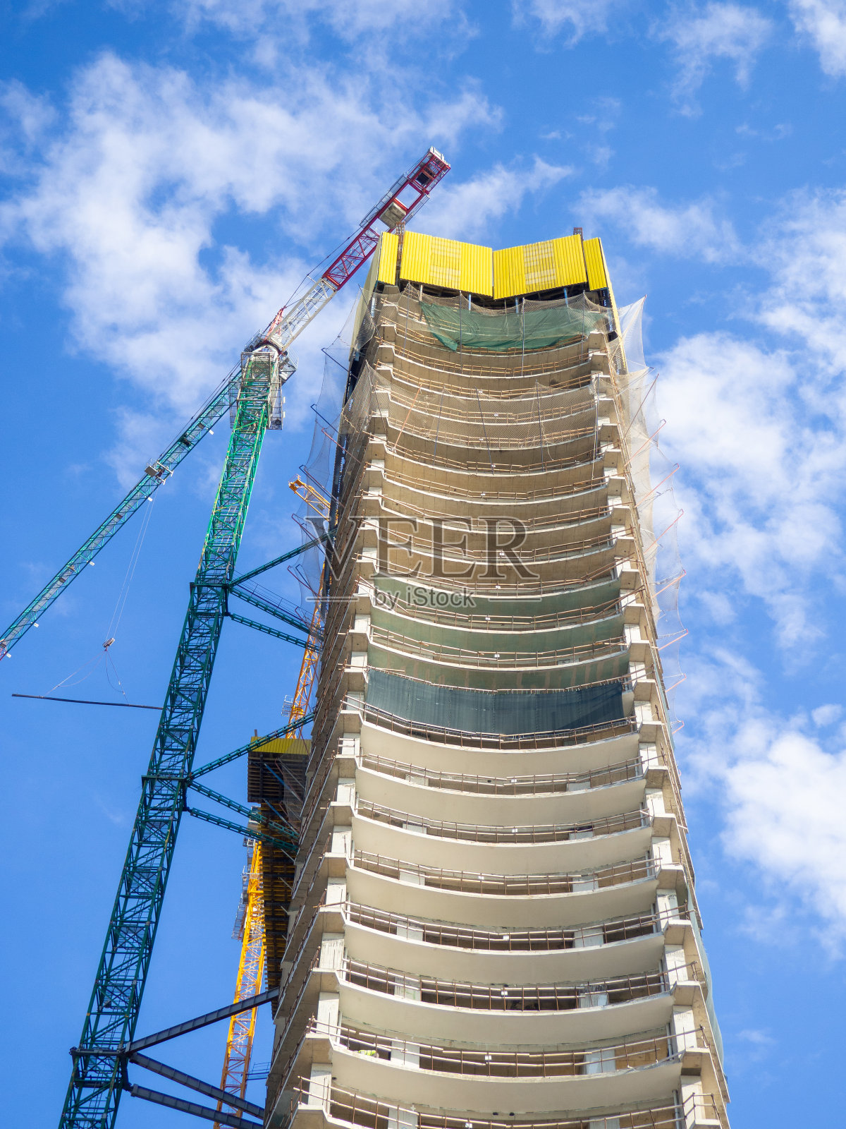 无立面的混凝土框架。未完工的多层建筑。现代建筑。照片摄影图片