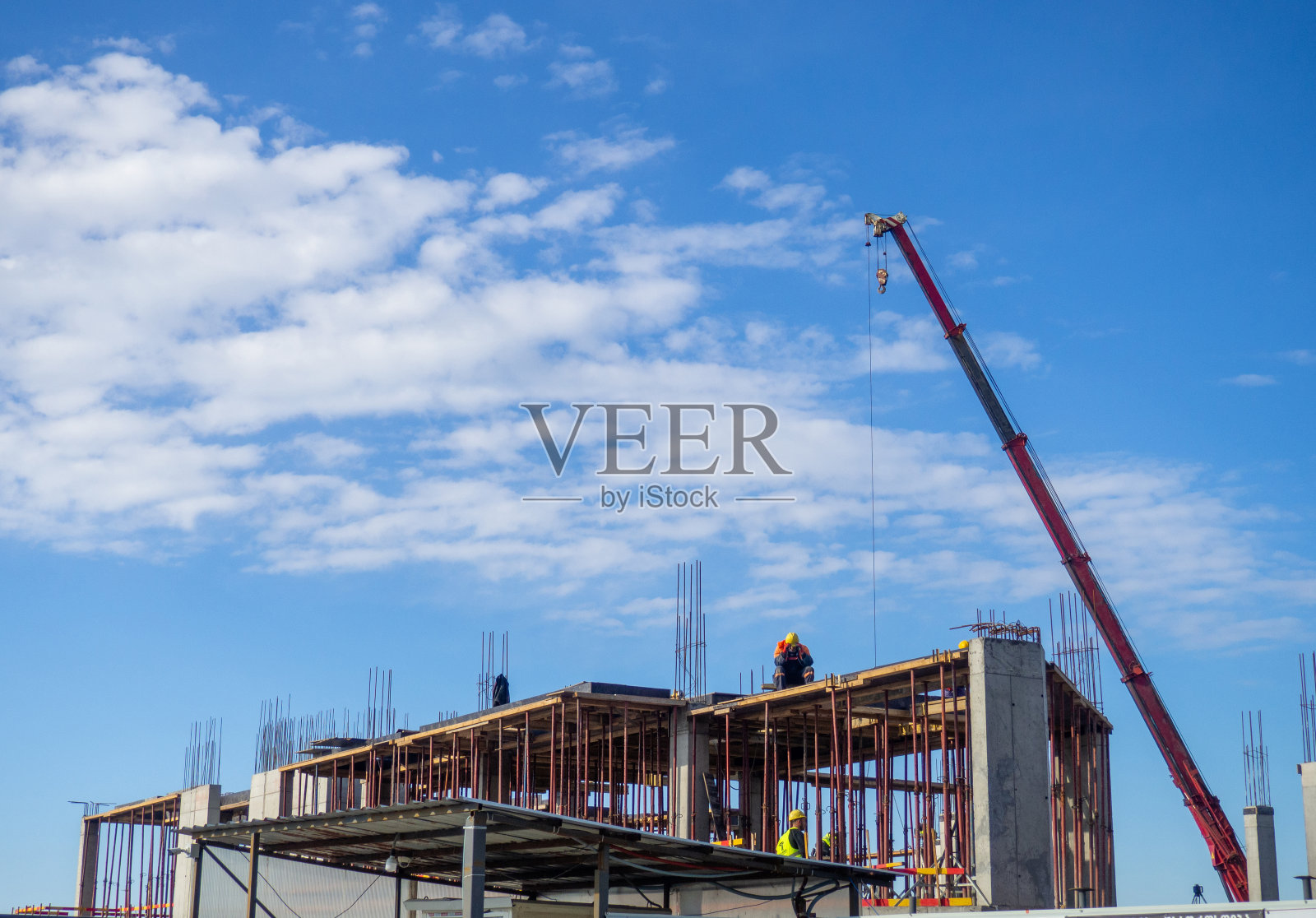 建筑商在家施工。起重机和新楼层的施工照片摄影图片