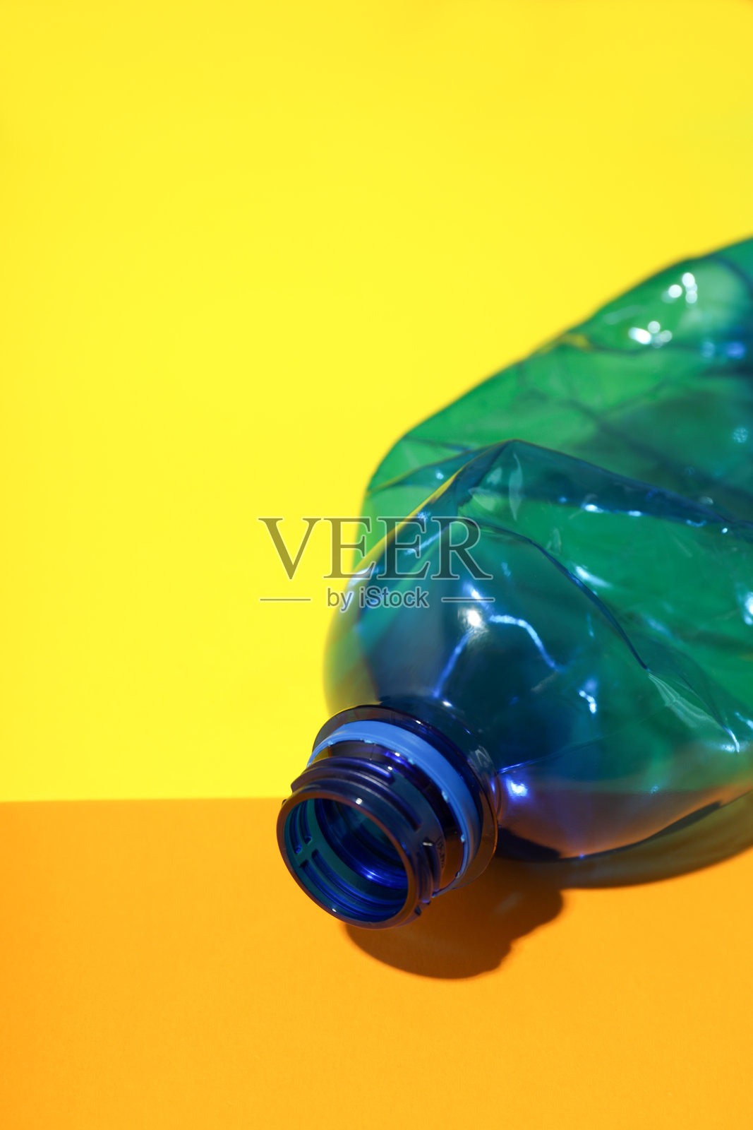 节约世界和循环利用的理念，空间为文字照片摄影图片