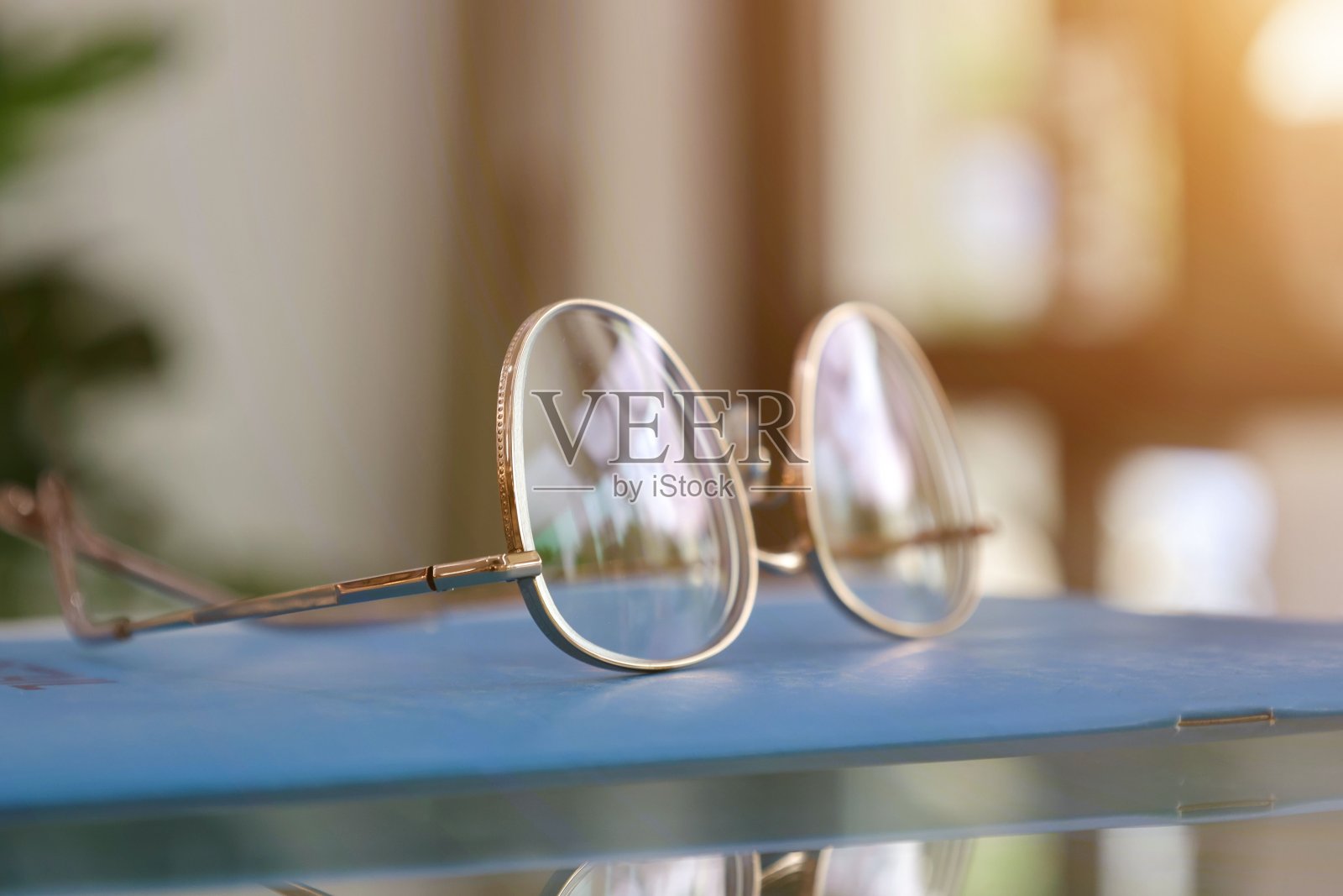 眼镜放在眼镜店的桌子上照片摄影图片