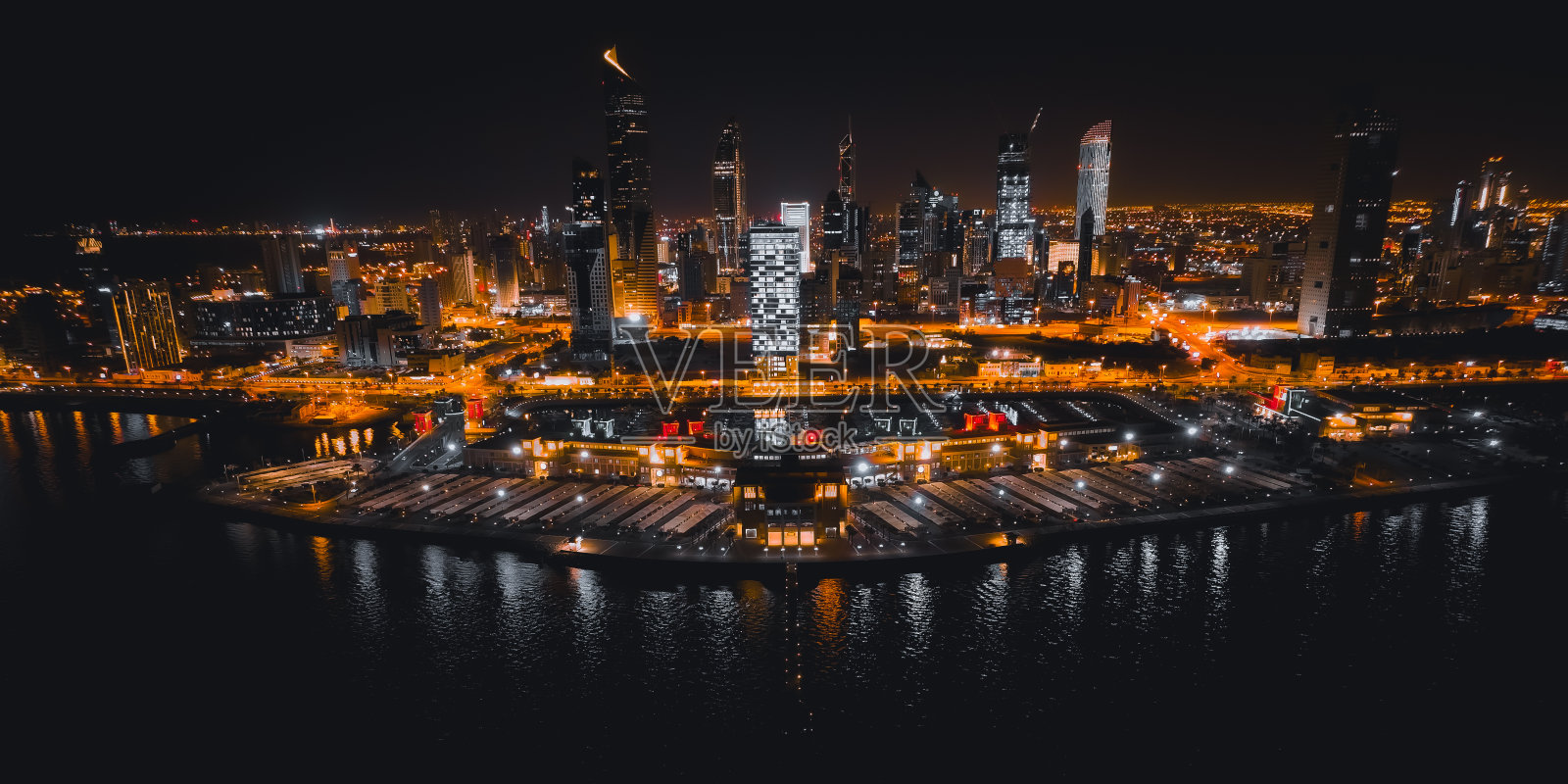 鸟瞰科威特城的夜间天际线照片摄影图片