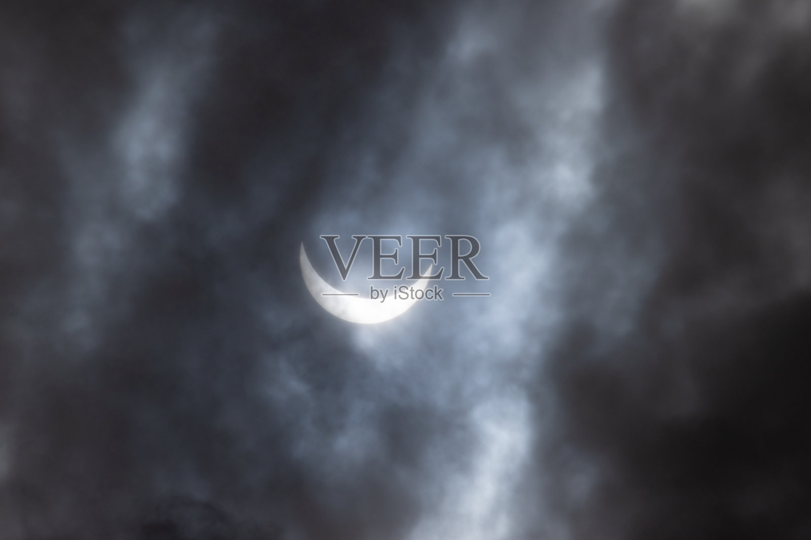 在新泽西州苏塞克斯县，人们可以看到日食照片摄影图片