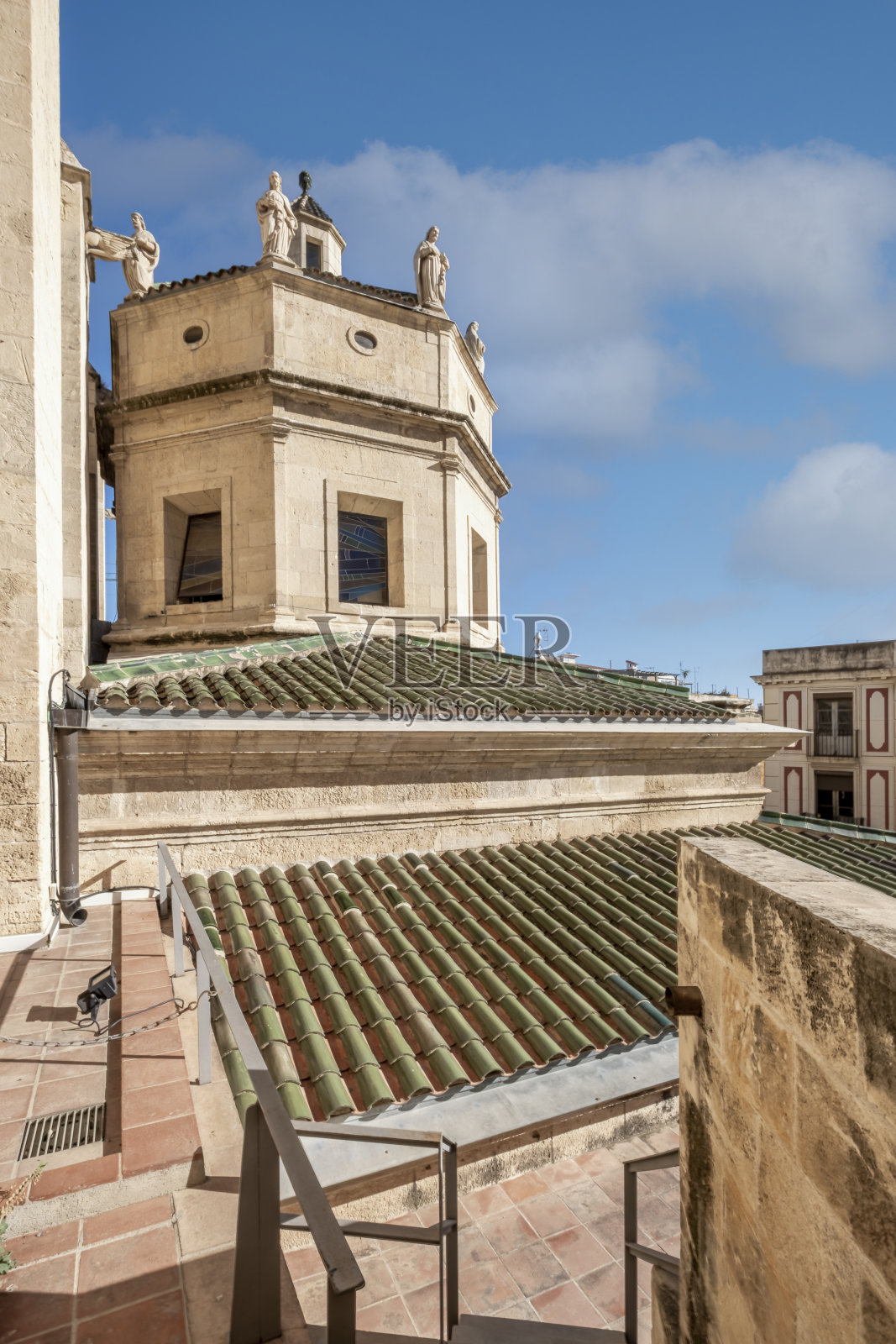 罗伊斯，塔拉戈纳省。西班牙加泰罗尼亚。2022年11月20日:罗伊斯市圣彼得使徒的天主教会修道院。照片摄影图片