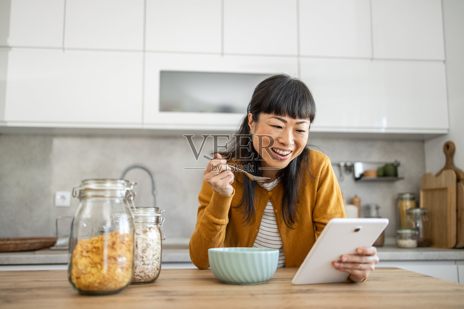 享受早晨吃一顿清淡的早餐，浏览社交网络照片摄影图片