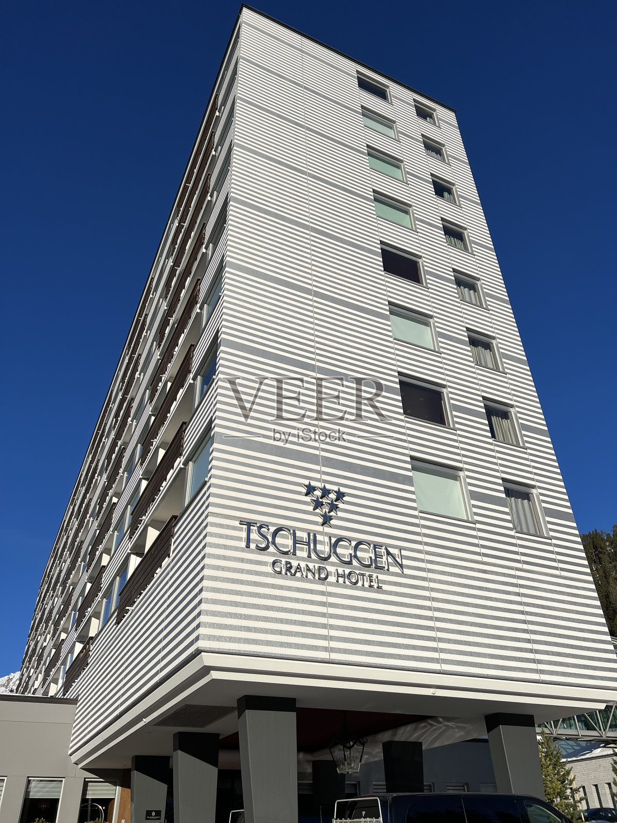 风景如画的现代tschugen大酒店位于瑞士阿尔卑斯度假胜地阿罗萨-格劳松州，瑞士(瑞士)照片摄影图片