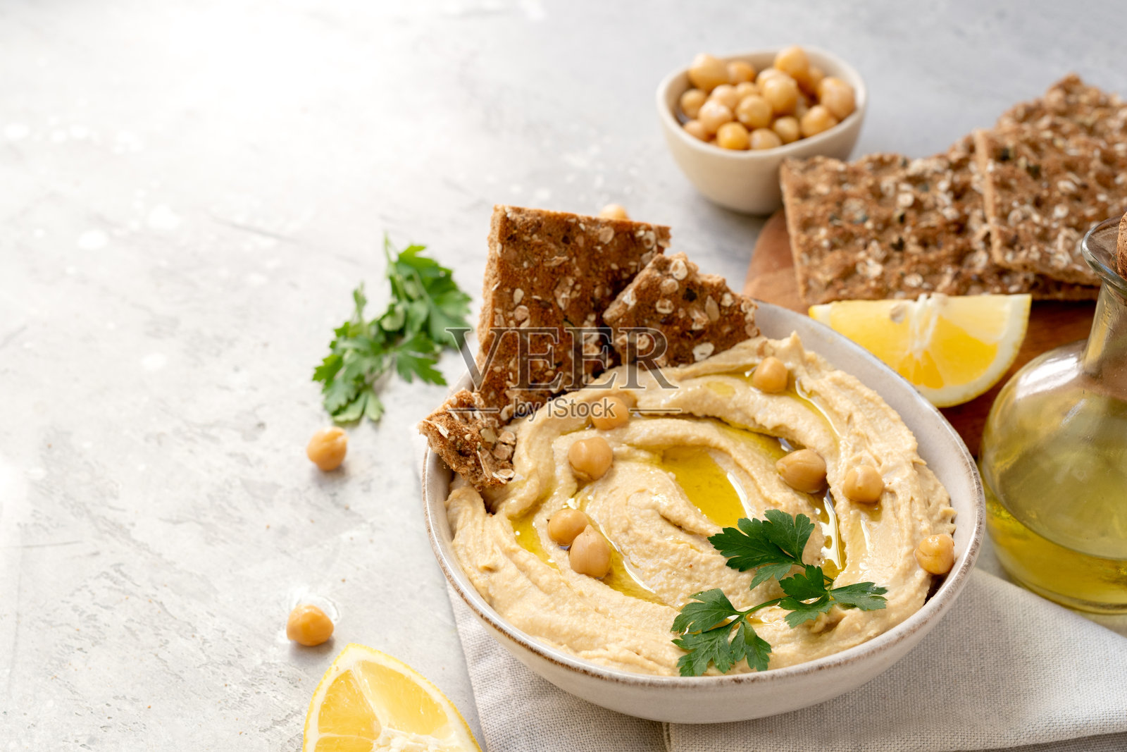 传统的鹰嘴豆泥配皮塔饼，辣椒粉，柠檬和橄榄油照片摄影图片