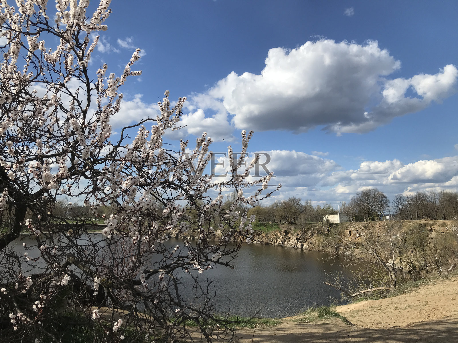 多云的天空在河上照片摄影图片