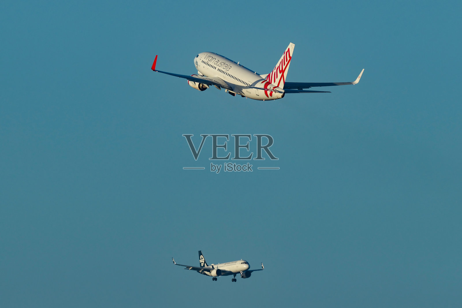 维珍澳大利亚航空公司的波音737-7K2从澳大利亚悉尼的金斯福德史密斯机场起飞照片摄影图片