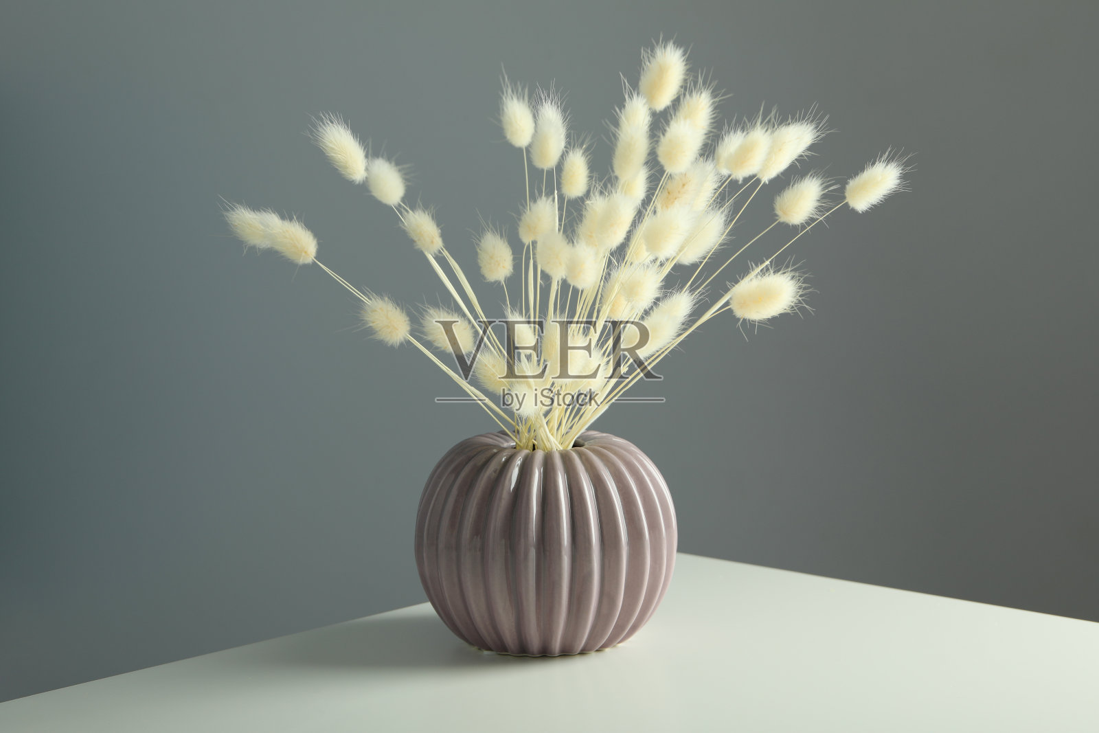 Hygge概念，桌子上花瓶里的干花照片摄影图片