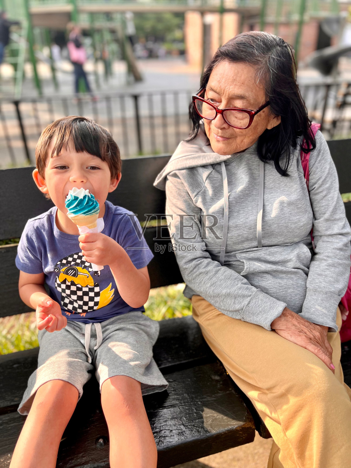 男孩在吃冰淇淋照片摄影图片