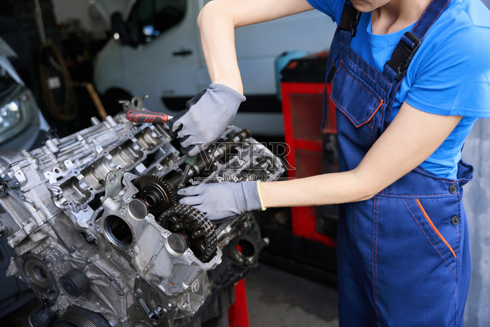 汽车修理工修理现代汽车的发动机照片摄影图片