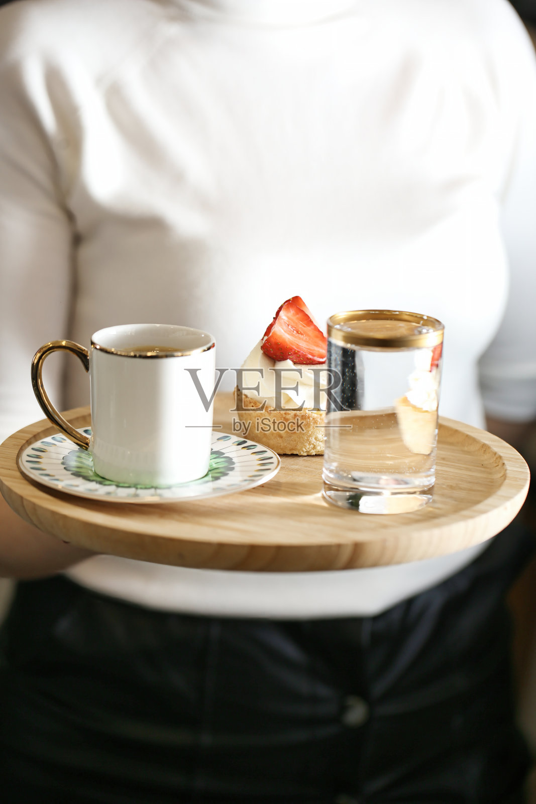 人拿着装有咖啡和糕点的托盘照片摄影图片