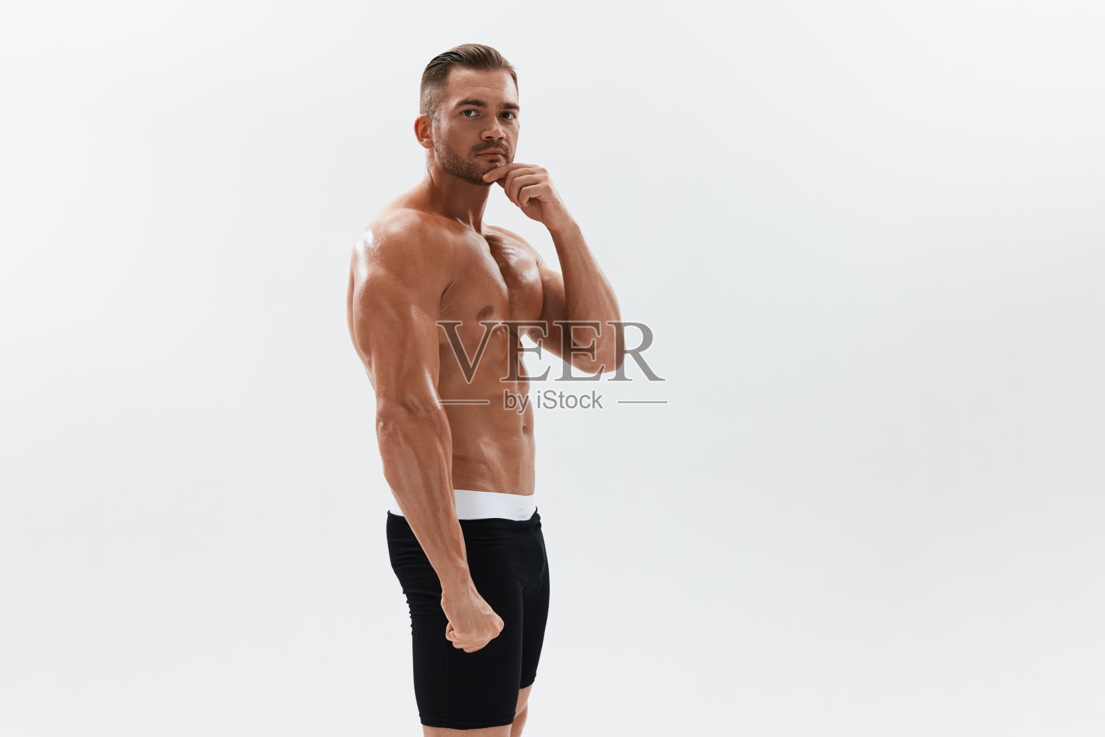 男子运动身体健美运动员在三角裤与躯干腹肌全长的背景，健身课。广告，运动，积极的生活方式，竞争，挑战的理念。照片摄影图片