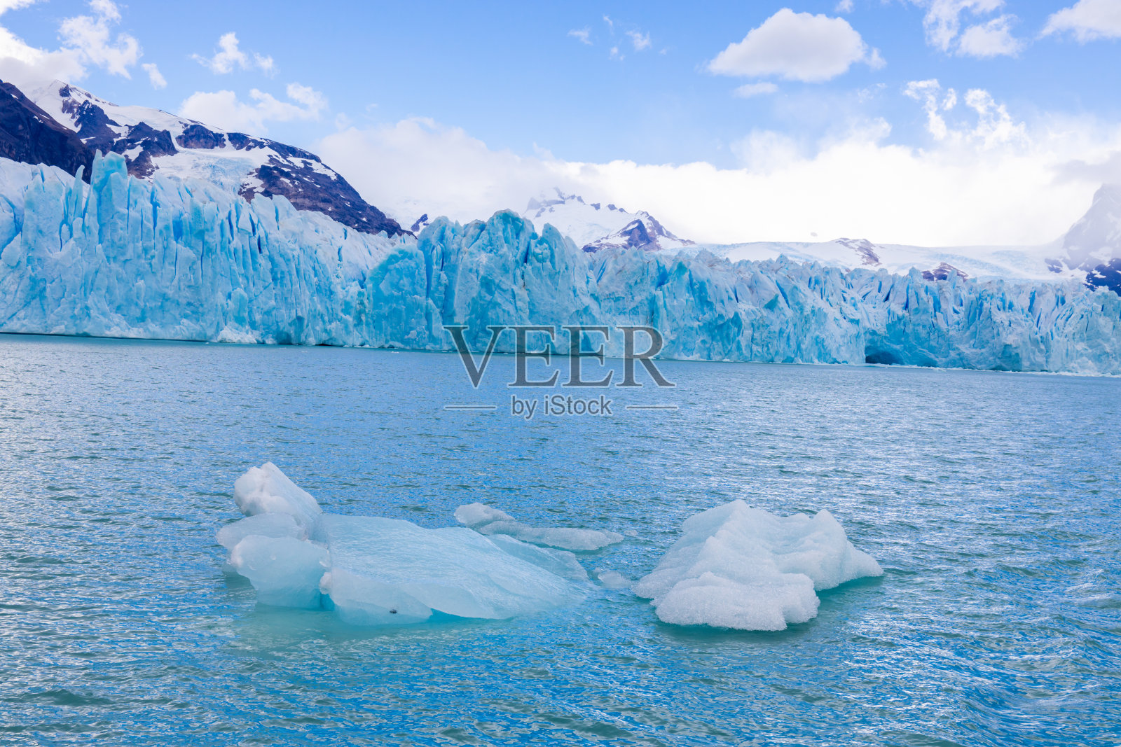 阿根廷巴塔哥尼亚的莫雷诺冰川。蓝色的冰南美洲巴塔哥尼亚冰川照片摄影图片