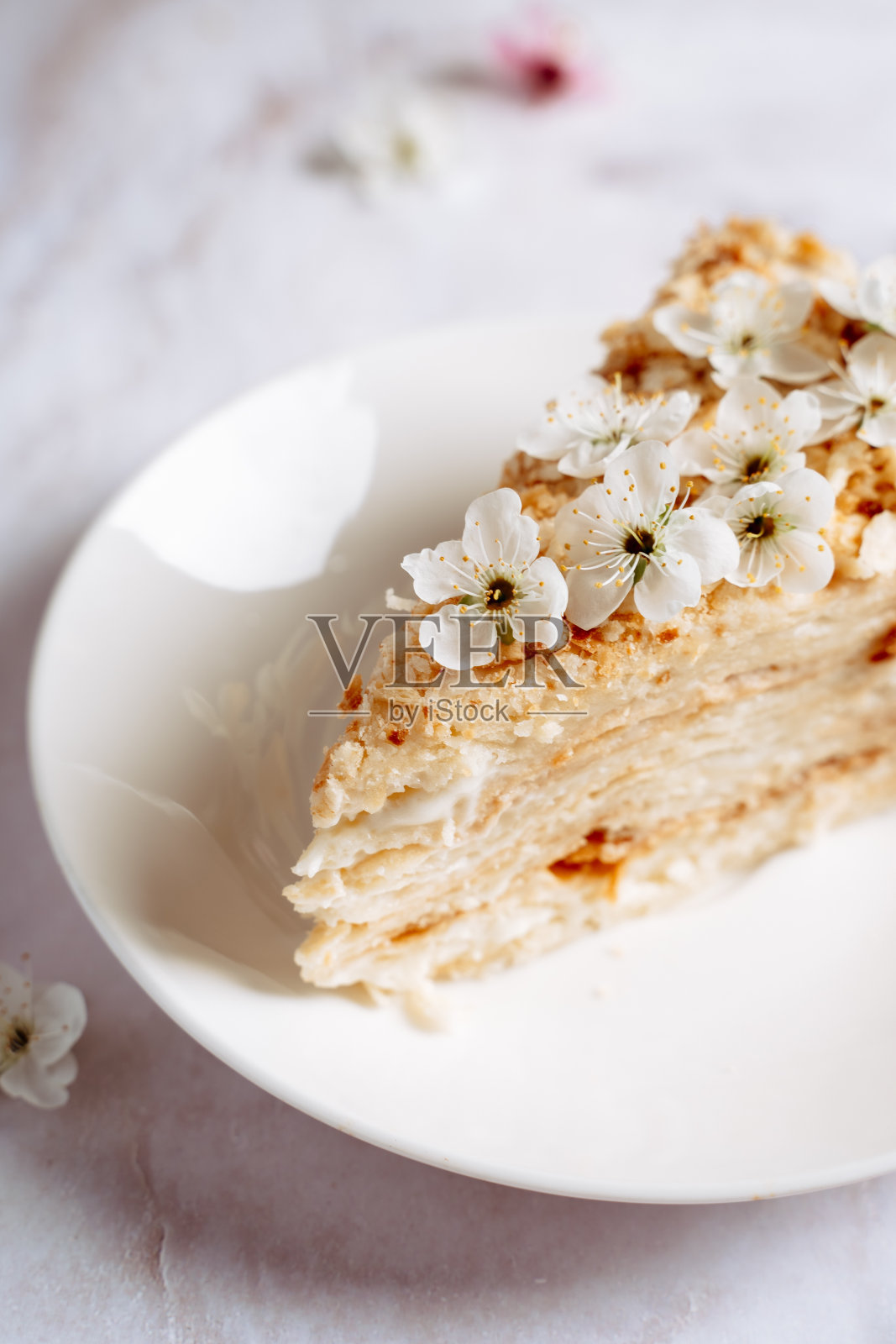 自制拿破仑蛋糕，文字空间，彩色开胃背景照片摄影图片