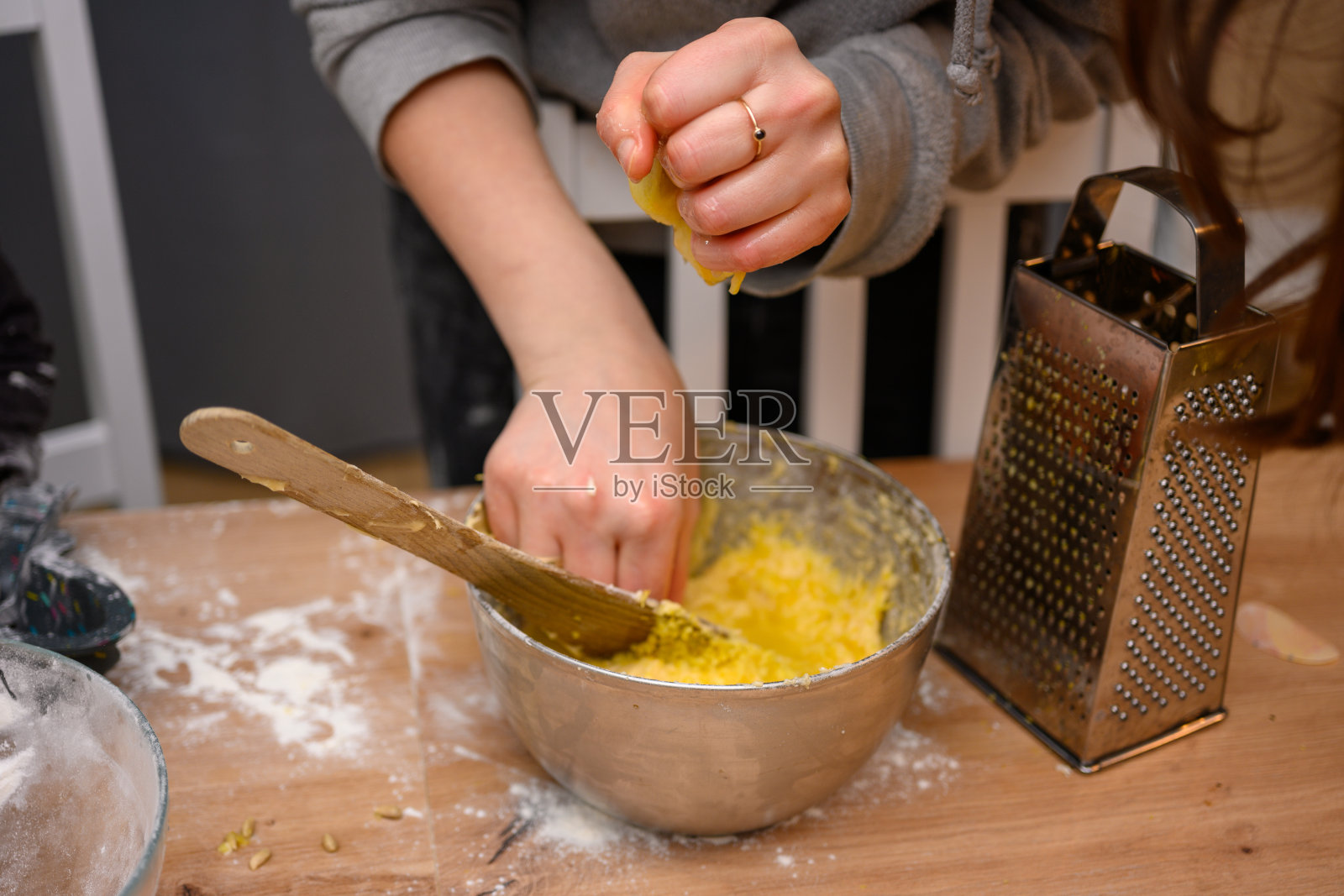 妈妈和孩子一起揉面照片摄影图片