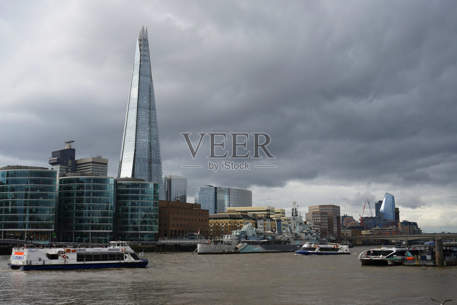 阴天，英国伦敦，夏德大厦和泰晤士河上的伦敦桥的壮观景色照片摄影图片