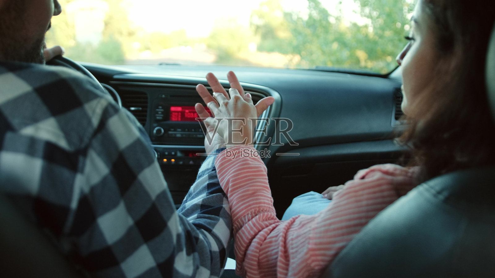 幸福的情侣一起坐车旅行。慢动作照片摄影图片