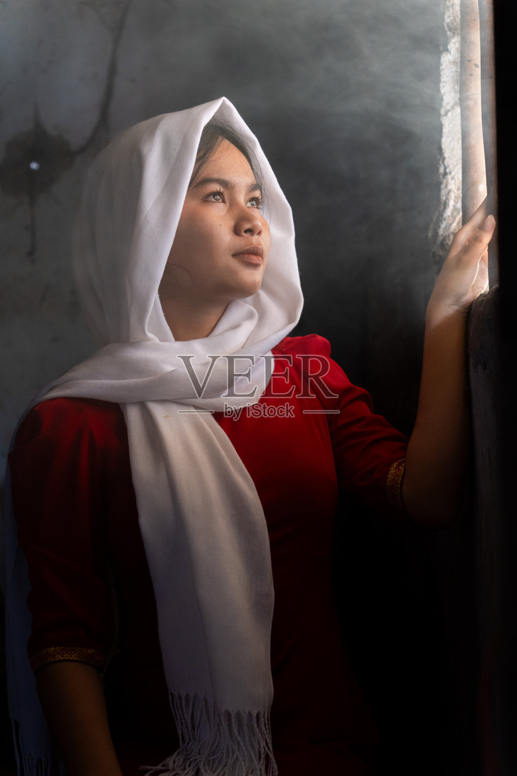 越南宁顺省潘朗市包Truc陶器村占族女孩的肖像照片摄影图片