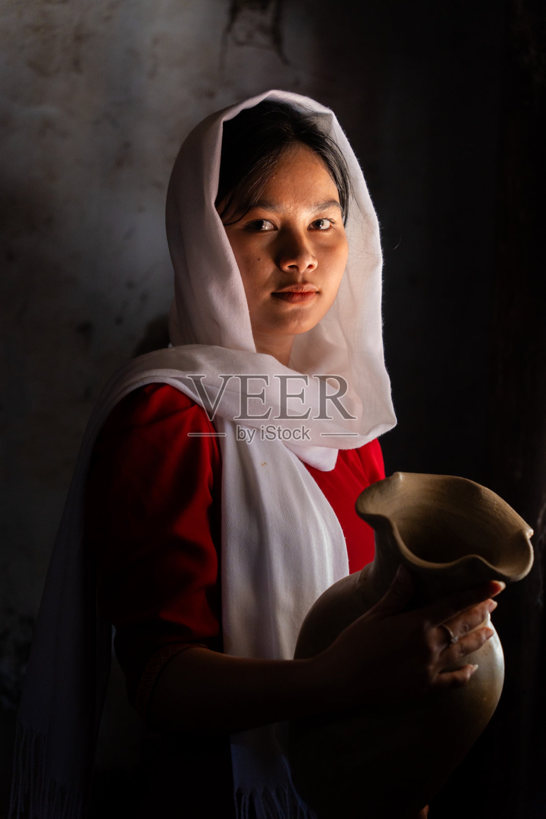 越南宁顺省潘朗市包Truc陶器村占族女孩的肖像照片摄影图片