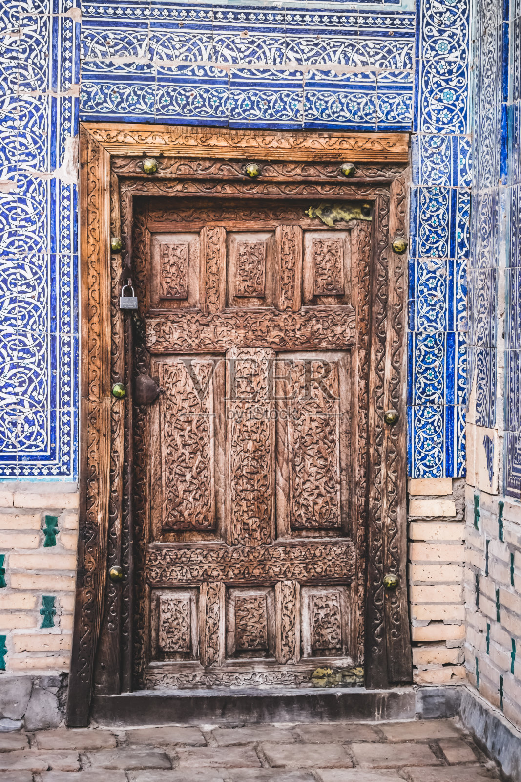 乌兹别克斯坦希瓦古城的一扇有图案和装饰的古木门，木雕照片摄影图片