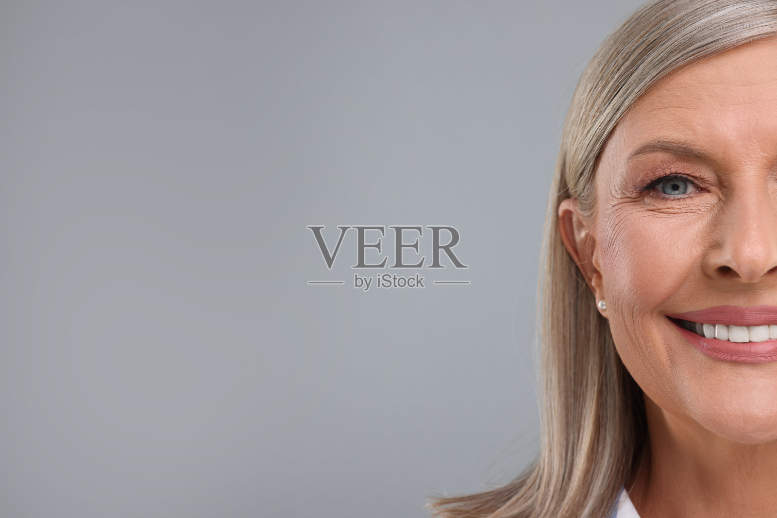 美丽的中年妇女肖像浅灰色背景，特写。文本空间照片摄影图片