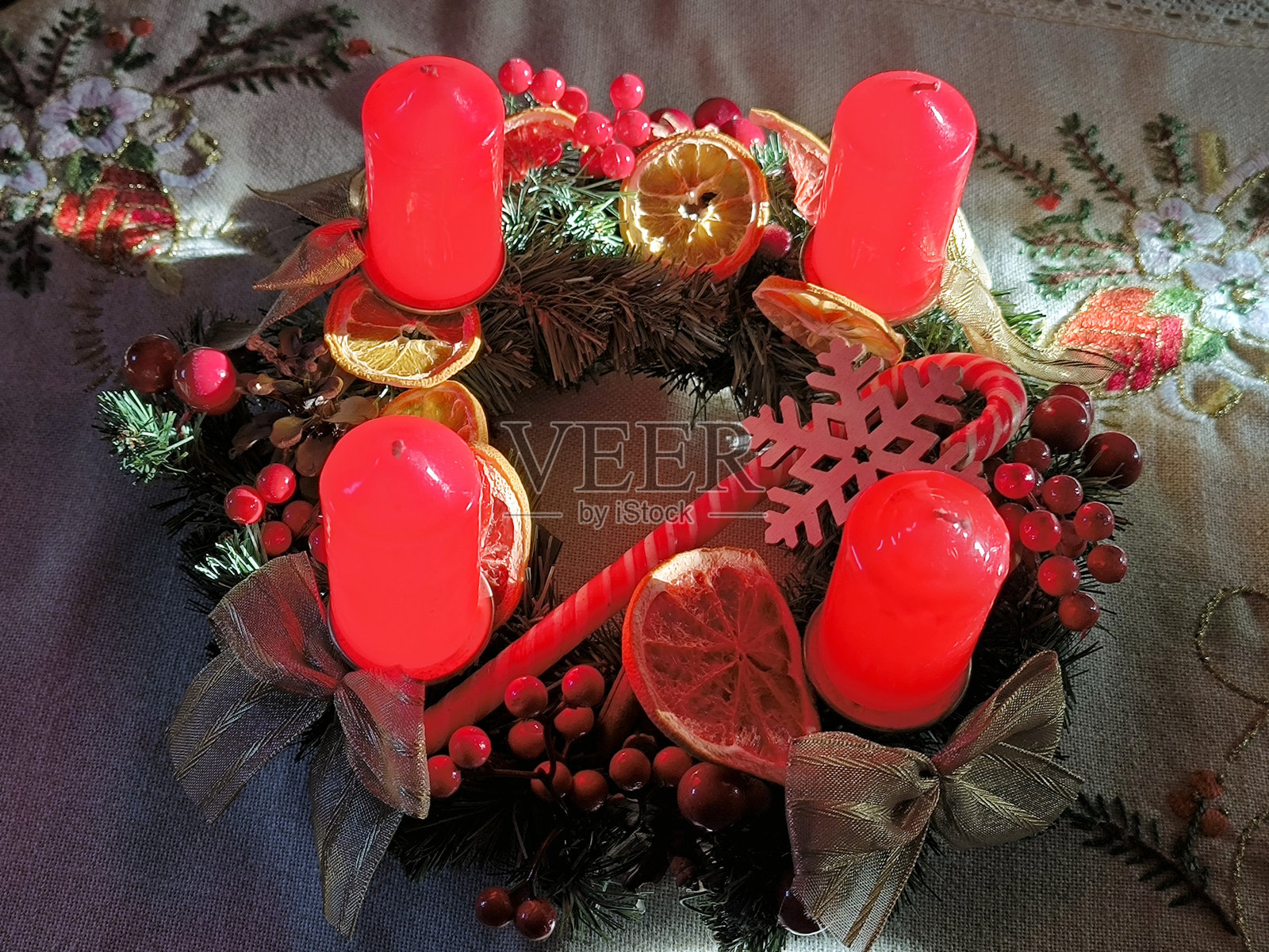 餐桌上装饰着红色蜡烛的降临节花环照片摄影图片