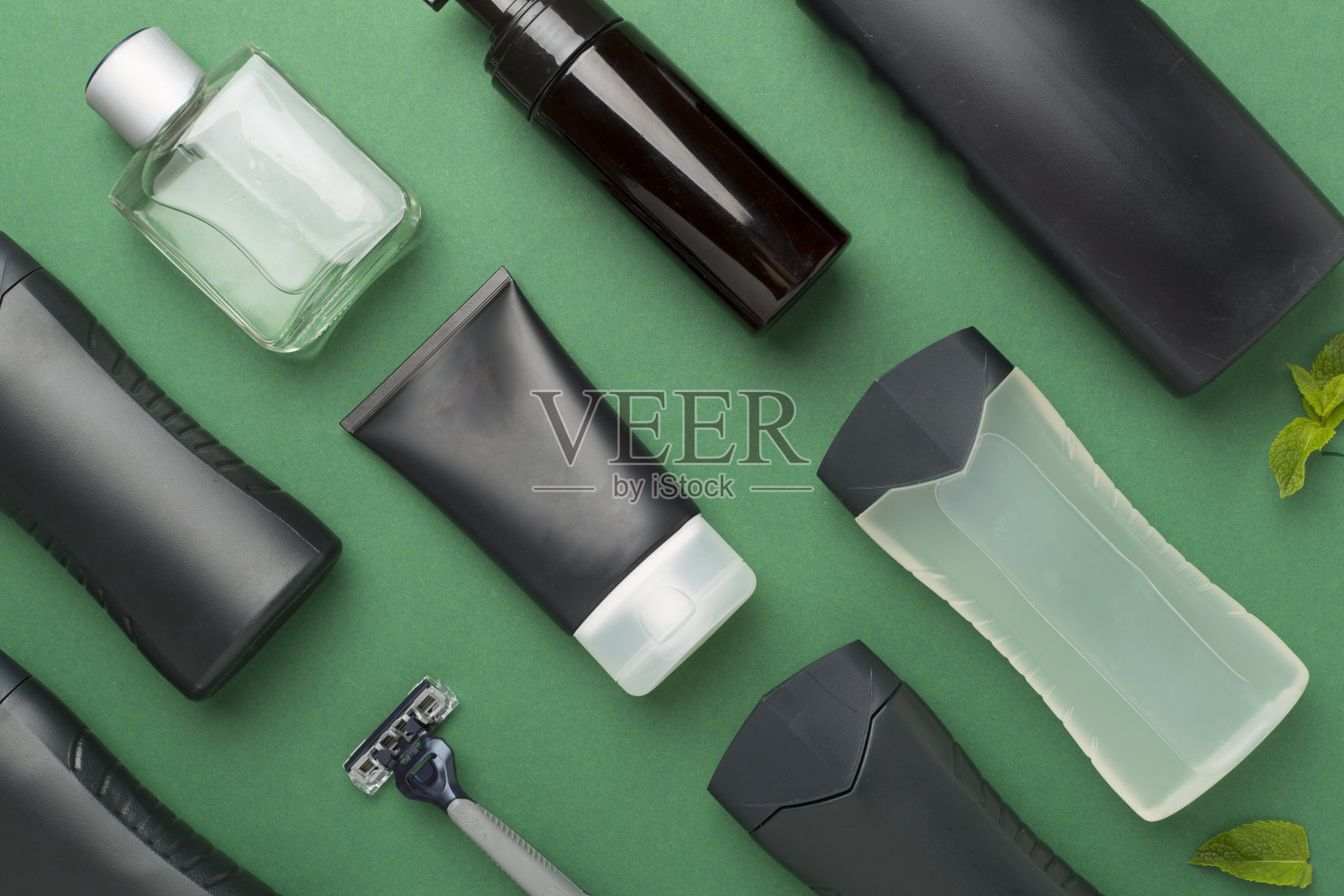 男性化妆品瓶与薄荷叶彩色背景，俯视图照片摄影图片