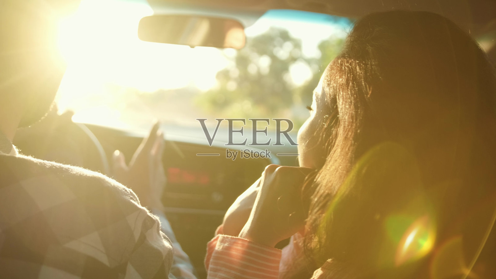 开车的男人看着副驾驶座位上的女人。慢动作照片摄影图片