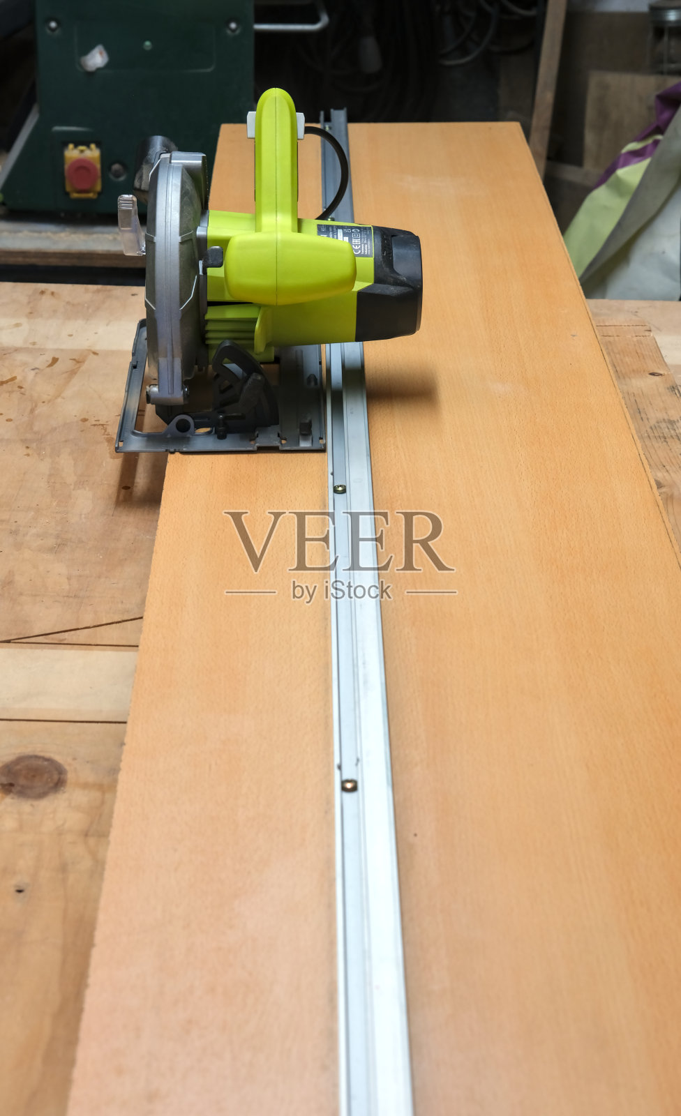 在一个DIY圆锯轨道上的圆锯照片摄影图片