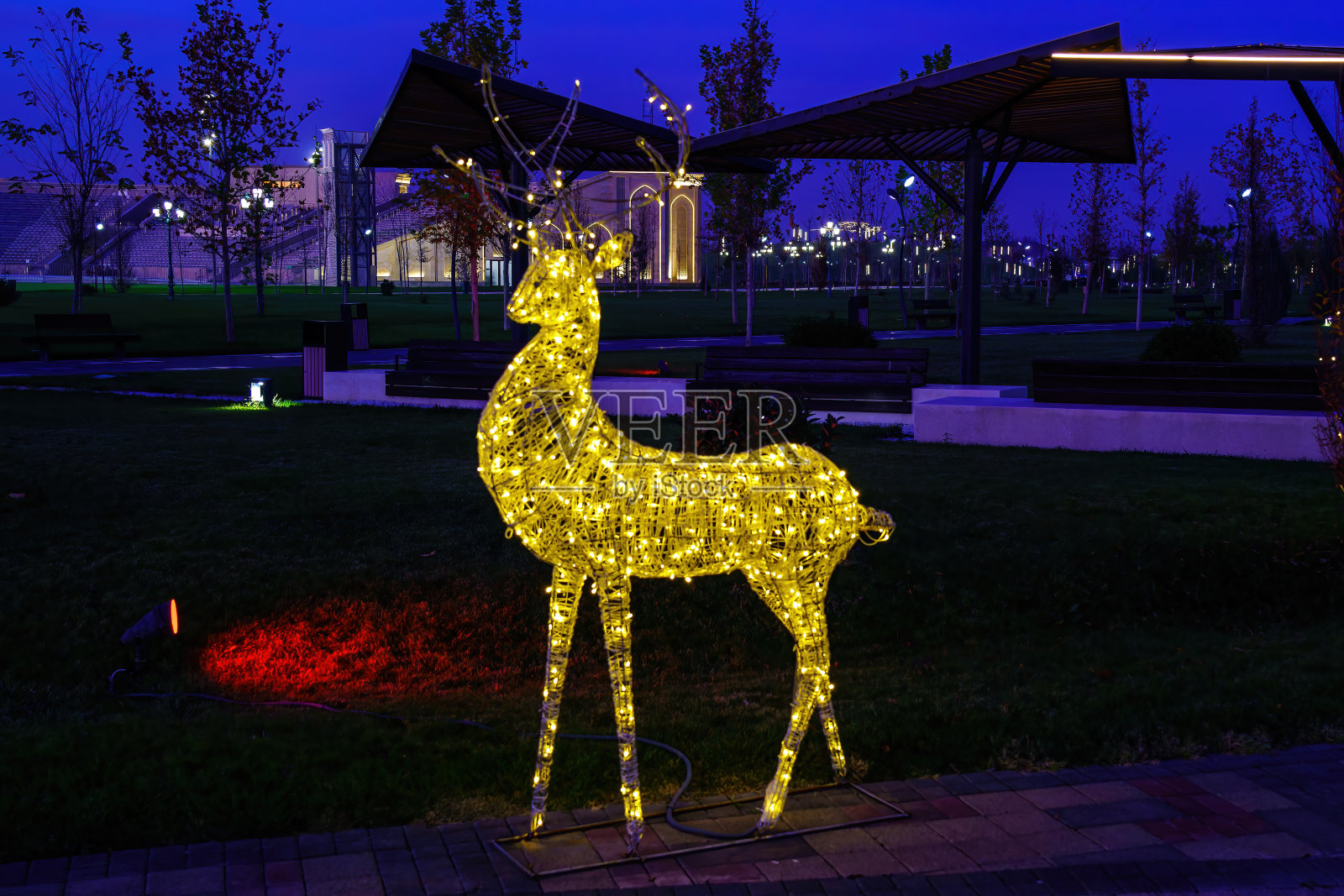 花环上闪闪发光的圣诞鹿。照片摄影图片